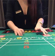 Antarmuka aplikasi nagaempire menampilkan pasar sepak bola Liga 1 dan permainan live-dealer